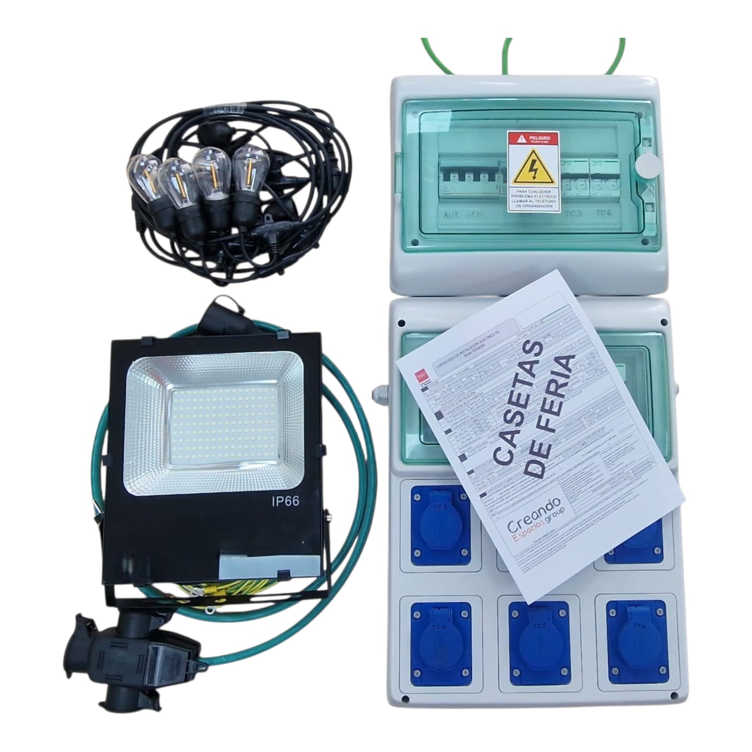 Asesoría experta explicando los trámites de un expediente eléctrico a un particular en Moncloa.