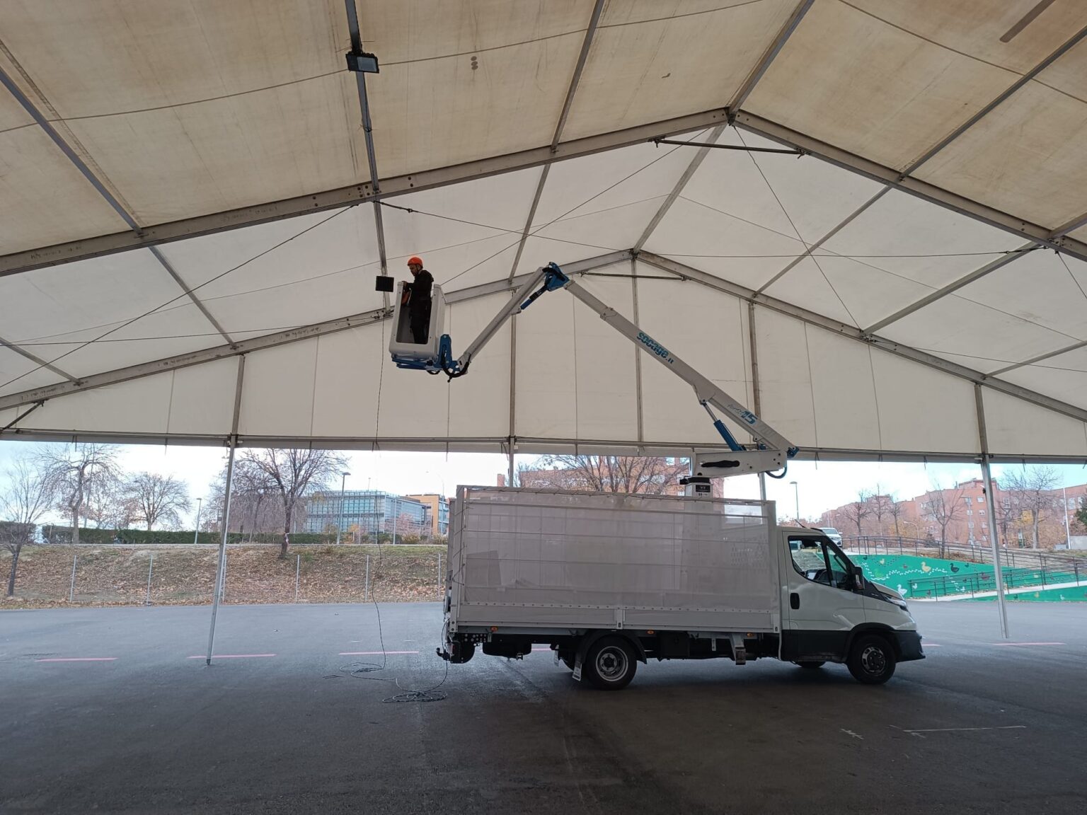 Imagen de un electricista autorizado de CREANDO ESPACIOS, mostrando profesionalidad y compromiso.