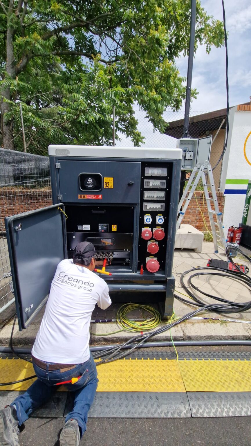 Icono de un rayo (rapidez) junto a un técnico emitiendo documentación eléctrica.