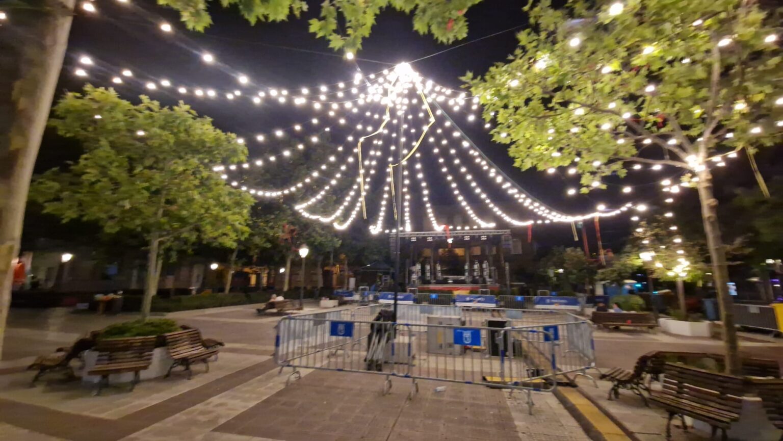 Detalle de la iluminación festiva (guirnaldas, paraguas) instalada por la empresa.